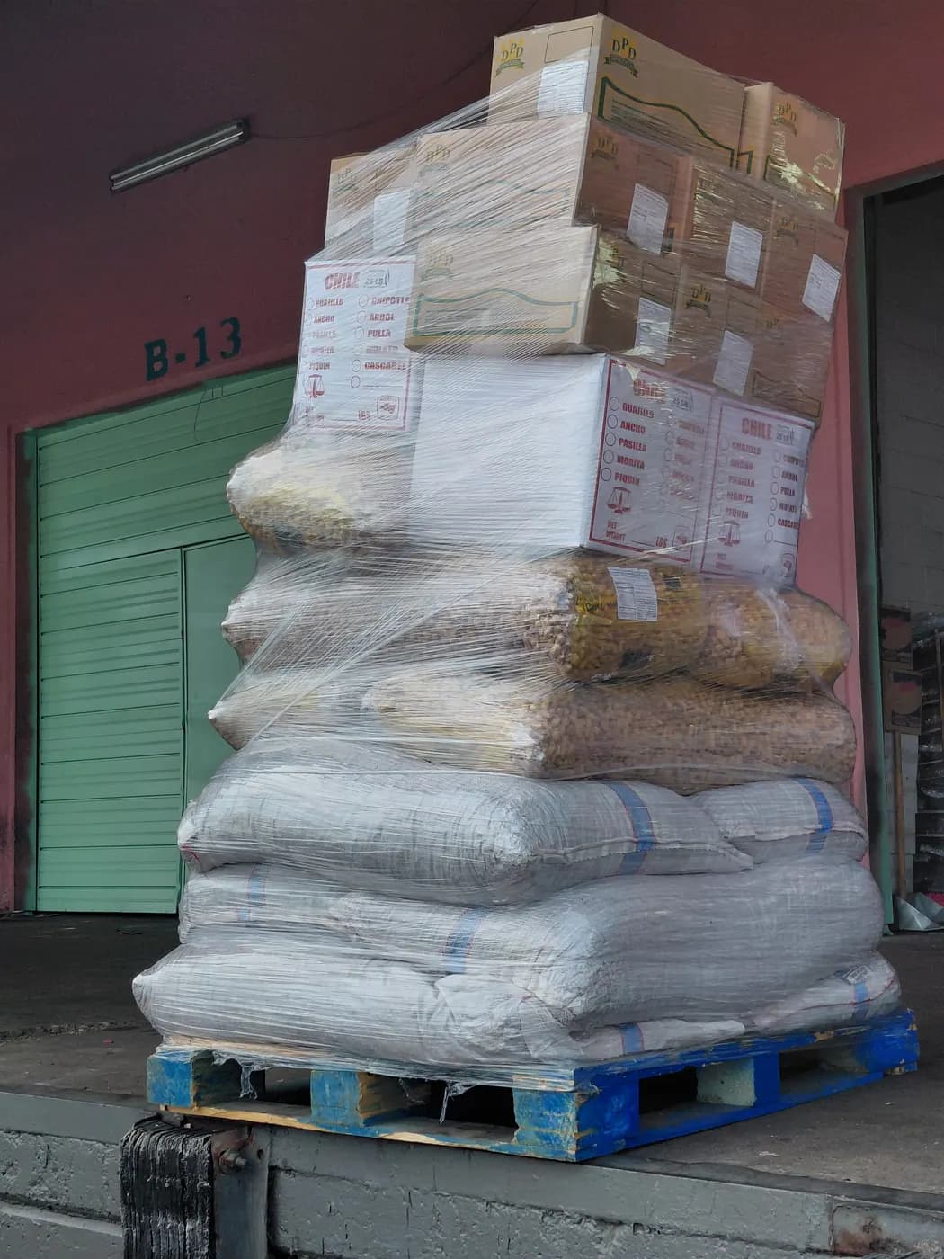 Pallet mixto de mayoreo armado y emplayado por SanAngel, ejemplo 1